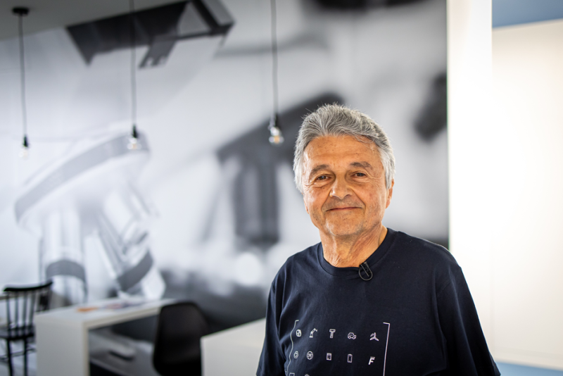 Moderní technologie ve výuce zásadně odmítá, přesto ho studenti milují