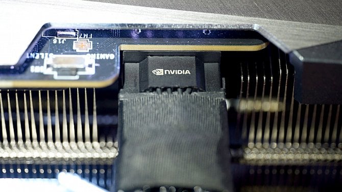 Nebezpečné 12+4pinové konektory: Spolehlivost je horší než u starých 8pinů, už když se zatíží na 50 %
