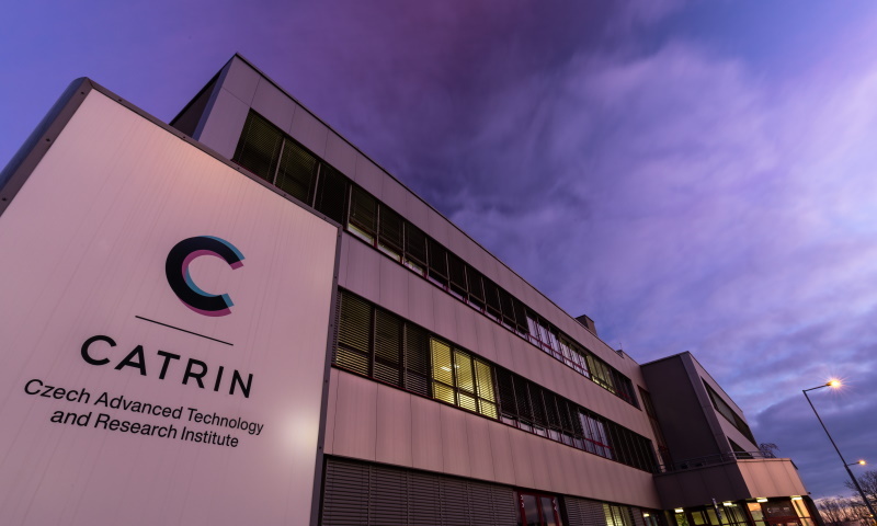 Na Univerzitě Palackého v Olomouci hrozí likvidace elitního vědeckého centra, odbory žádají rezignaci rektora