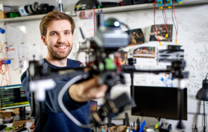 Jak naučit malé létající roboty vnímat okolní svět