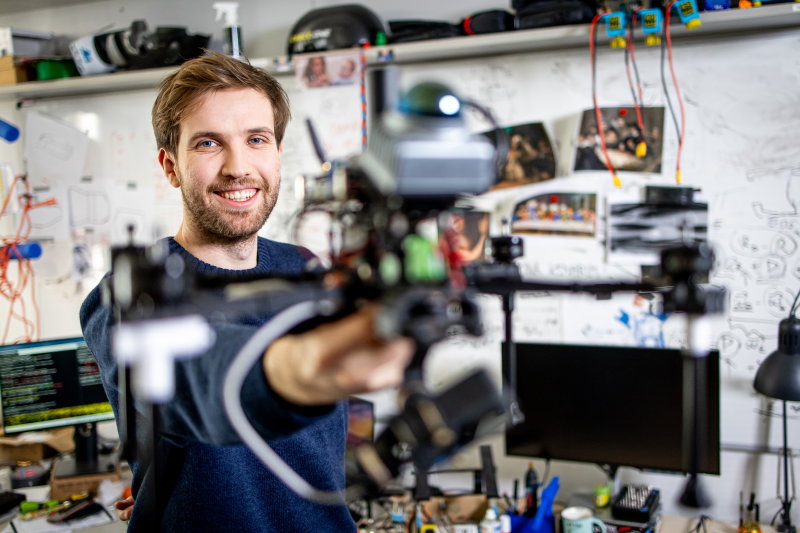 Jak naučit malé létající roboty vnímat okolní svět