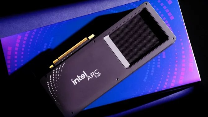 Intel zatlačí na ceny grafických karet. Výkonnější karta Arc B770 má vyjít v druhé polovině roku