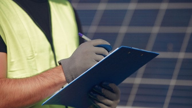 Sněmovna schválila nový kyberzákon. Nově se dotkne i solárních elektráren nebo bateriových úložišť