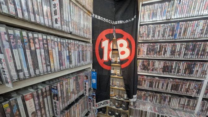 Fotogalerie: DVD s erotikou frčí dál. Podívejte se na obchody, kde se to hambatým obsahem hemží na každém rohu