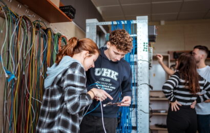T-Mobile pomáhá Univerzitě Hradec Králové s výukou informační a síťové bezpečnosti, zájem studentů roste