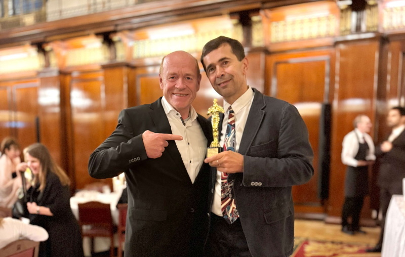 Česká oční chirurgie opět na vrcholu: primář Stodůlka zvítězil mezi stovkami odborníků na konferenci v Londýně