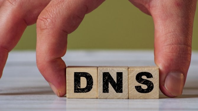 Evoluce DNS v Linuxu aneb od resolv.conf k systemd-resolved