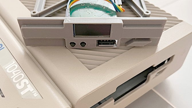 Výměna nefunkční disketové mechaniky Atari 1040 STFM za moderní řešení Výměna nefunkční disketové mechaniky Atari 1040 STFM za moderní řešení