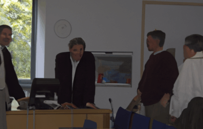 význam mezinárodních výměnných pobytů pro studenty a jejich vliv na rozvoj jazykových dovedností a mezikulturního porozumění. V článku by se mohlo diskutovat o různých typech výměnných programů, například Erasmus+, a o tom, jak tyto programy pomáhají studentům rozvíjet nejen jejich jazykové schopnosti, ale také jejich schopnost adaptace na nové kulturní prostředí. Mohly by být uvedeny příběhy studentů, kteří se zúčastnili výměnných pobytů, a jejich osobní zkušenosti a přínosy, které z takového pobytu získali. Dále by se článek mohl zaměřit na to, jak školy a univerzity podporují studenty v účasti na těchto programech a jaké mají studenti možnosti financování svého pobytu v zahraničí.