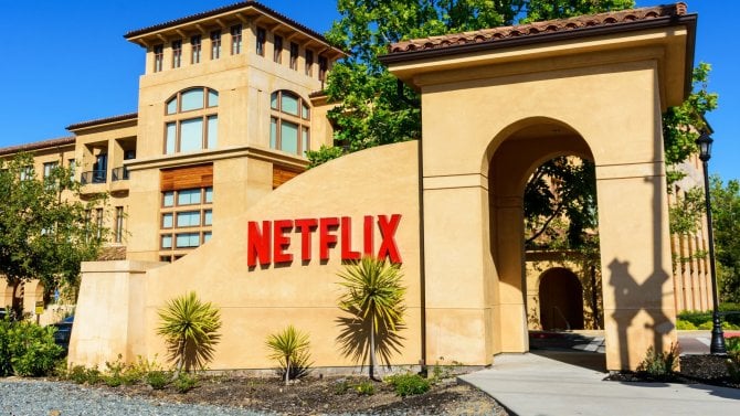 Netflix staví vlastní zábavní park, který fanoušky přenese do světa populárních seriálů