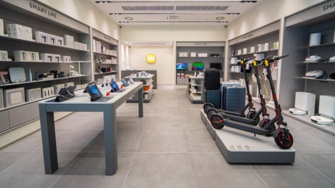 Xiaomi otevírá v Česku první kamenný obchod. Návštěvníky láká na slevy, dárky k nákupu a elektromobil SU7