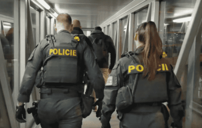 Díky podvodu s eSIM si přišla na 16 milionů, ve spolupráci s T-Mobilem ji dopadla policie Díky podvodu s eSIM si přišla na 16 milionů, ve spolupráci s T-Mobilem ji dopadla policie