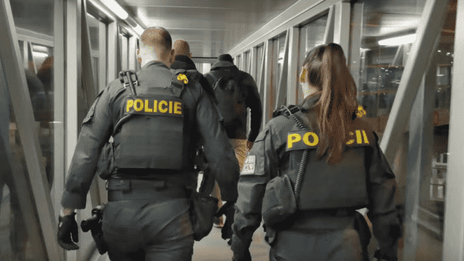 Díky podvodu s eSIM si přišla na 16 milionů, ve spolupráci s T-Mobilem ji dopadla policie