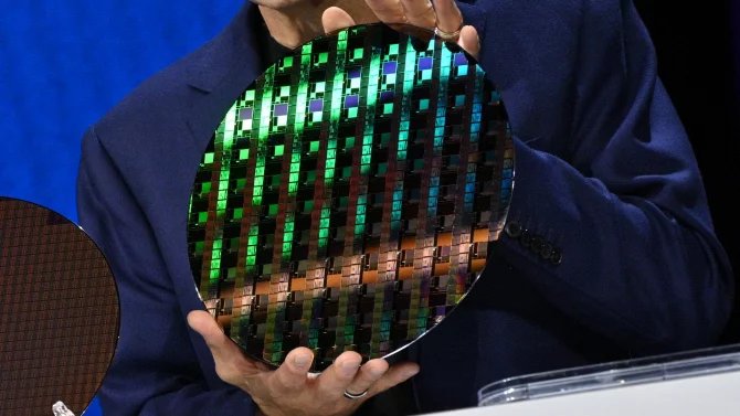Studená sprcha pro naděje, že se Intel vrátí na výsluní: Nový CEO zvažuje, že vzdá 1,8nm technologii