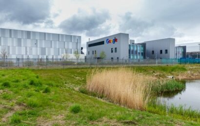 Kolik vody „vypije“ AI? Google tvrdí 5 kapek, experti mluví o půllitrové lahvi