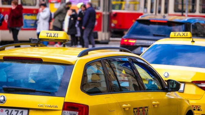 Budou v Praze smět jezdit jen elektrotaxi? Záměr dobrý, hrozí ovšem dražší a hůř dostupné služby Budou v Praze smět jezdit jen elektrotaxi? Záměr dobrý, hrozí ovšem dražší a hůř dostupné služby