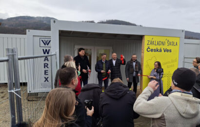 Rok od povodní v České Vsi: modulární škola pomohla  dětem vrátit se do lavic