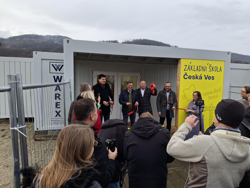 Rok od povodní v České Vsi: modulární škola pomohla  dětem vrátit se do lavic