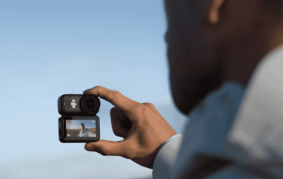 Maličkou kameru DJI Osmo Nano připnete třeba na kšiltovku. Dostanete i dok s displejem