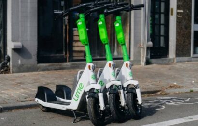 Konec sdíleným koloběžkám uprostřed chodníku? Lime v Praze testuje chytré hlídání parkování