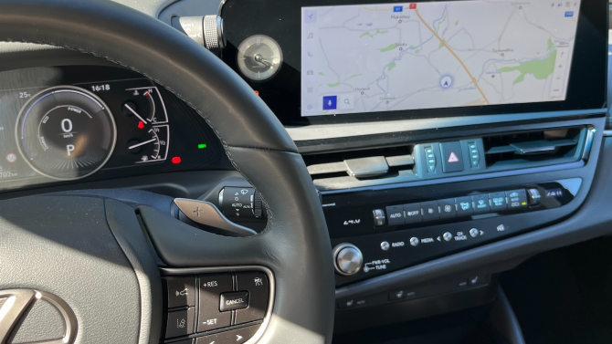 Android Auto a Apple CarPlay aneb jak dnes aplikace dokáží udělat jízdu bezpečnější Android Auto a Apple CarPlay aneb jak dnes aplikace dokáží udělat jízdu bezpečnější