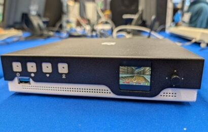 CZ.NIC představil nový český router Turris Omnia NG s Wi-Fi 7 a displejem, na kterém si zahrajete i Dooma