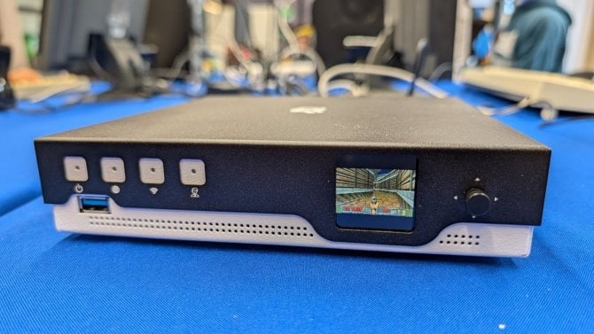 CZ.NIC představil nový český router Turris Omnia NG s Wi-Fi 7 a displejem, na kterém si zahrajete i Dooma CZ.NIC představil nový český router Turris Omnia NG s Wi-Fi 7 a displejem, na kterém si zahrajete i Dooma