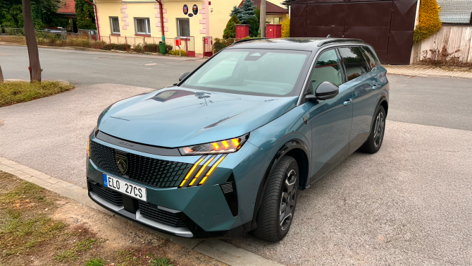 Nový Peugeot 5008 ukazuje, že i elektromobil může být velké, pohodlné a spolehlivé SUV