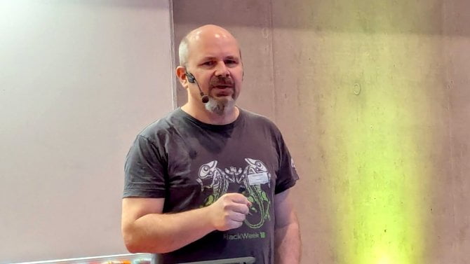 Kde se berou IP adresy, postkvantová kryptografie a přestupná sekunda, LinuxDays 2025 Kde se berou IP adresy, postkvantová kryptografie a přestupná sekunda, LinuxDays 2025