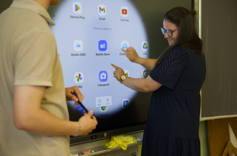 Budoucnost českého školství: Křída versus displej? Moderní učebny v ČR volí obojí