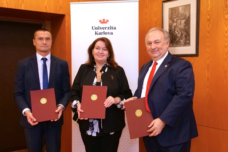 Univerzita Karlova podepsala memorandum se Slavia pojišťovnou Univerzita Karlova podepsala memorandum se Slavia pojišťovnou