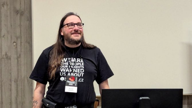 Útoky na software zevnitř a elektřina v autě i doma, OpenAlt 2025