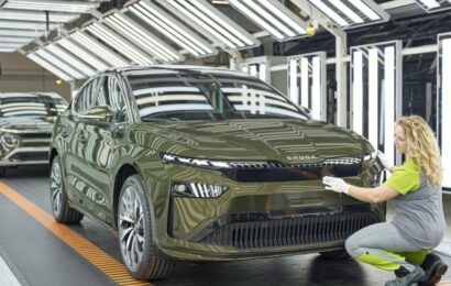 Zákaz spalováků po roce 2035 neplatí. Automobilky i politici jásají, ekonomice to ale může uškodit