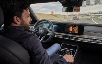 Autonomní řízení na českých silnicích: od ledna lze za volantem číst a koukat na filmy. Za nehody zodpovídá výrobce, nikoliv řidič Autonomní řízení na českých silnicích: od ledna lze za volantem číst a koukat na filmy. Za nehody zodpovídá výrobce, nikoliv řidič