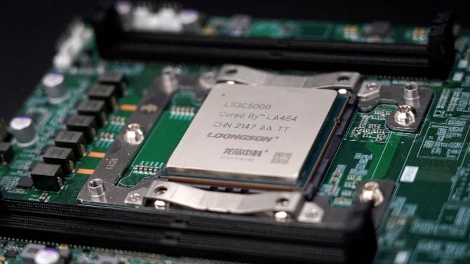 Debian přidává architekturu LoongArch, CachyOS míří na servery