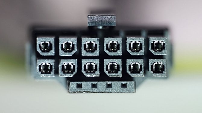 Pozor: Problematické 12+4pinové konektory u grafik se prý samy vysouvají. Spouštěč pálení a hoření kabelů? Pozor: Problematické 12+4pinové konektory u grafik se prý samy vysouvají. Spouštěč pálení a hoření kabelů?