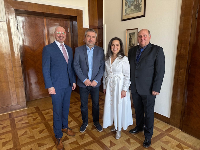 Krajina pod tlakem. Kvalitní české potraviny do škol Krajina pod tlakem. Kvalitní české potraviny do škol