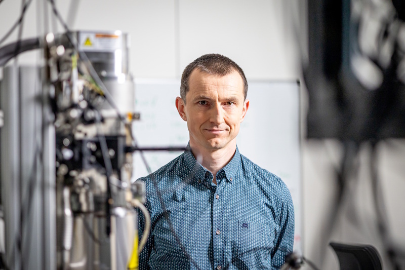 Neviditelné brýle pro elektronový mikroskop