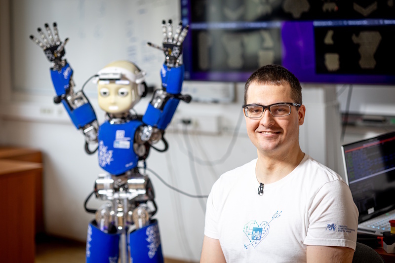 Roboti spolupracující s lidmi a elektromobily jako pojízdné baterie