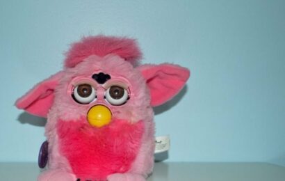 Furby: robotická hračka z 90. let, která pobláznila svět a měla svůj vlastní imaginární jazyk Furby: robotická hračka z 90. let, která pobláznila svět a měla svůj vlastní imaginární jazyk