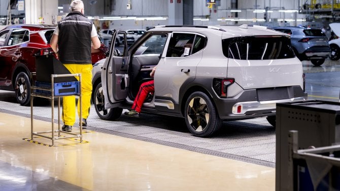 Jeden z nejdostupnějších elektromobilů se začal vyrábět na Slovensku. Kia EV2 má oficiální české ceny Jeden z nejdostupnějších elektromobilů se začal vyrábět na Slovensku. Kia EV2 má oficiální české ceny