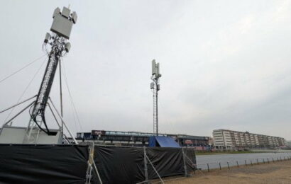 Bez těchto dočasných 5G vysílačů by na Letné zůstala většina bez signálu. Na demonstraci přišlo čtvrt milionu lidí