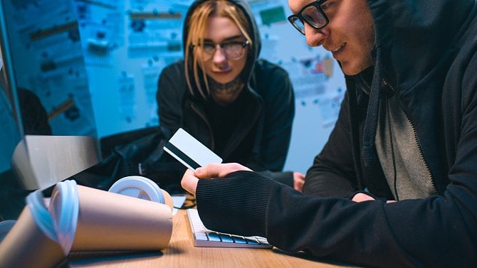 Postřehy z bezpečnosti: scamová centra pod tlakem a AI zlevňující malware Postřehy z bezpečnosti: scamová centra pod tlakem a AI zlevňující malware