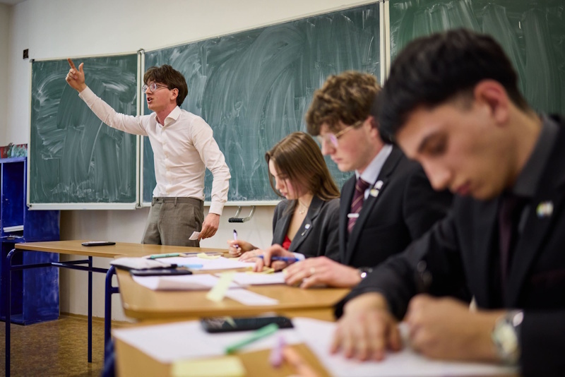 Pražský magistrát hostil finále debatní sezóny. Vítězí studenti z Mensa gymnázia a Hradce Králové