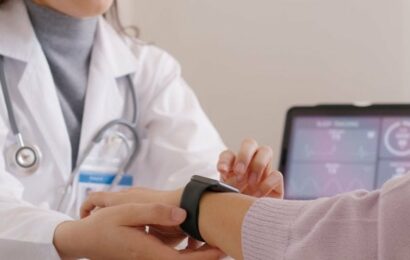VZP začne zdarma rozdávat pacientům chytré hodinky. Dostanou je rovnou v nemocnici