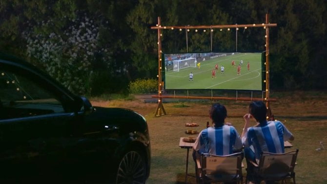 Elektromobil jako pojízdné autokino: Huawei má světla, která se umí přepnout do režimu projektoru Elektromobil jako pojízdné autokino: Huawei má světla, která se umí přepnout do režimu projektoru