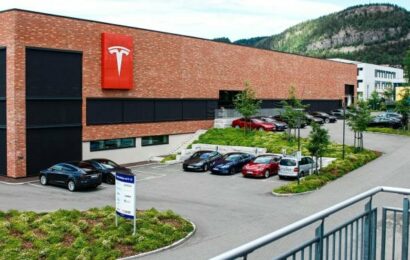 Patnáct tisíc Tesel musí do servisu, protože jim chybí nálepka. Může za to robot na výstupní kontrole