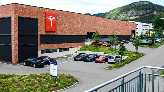 Patnáct tisíc Tesel musí do servisu, protože jim chybí nálepka. Může za to robot na výstupní kontrole Patnáct tisíc Tesel musí do servisu, protože jim chybí nálepka. Může za to robot na výstupní kontrole