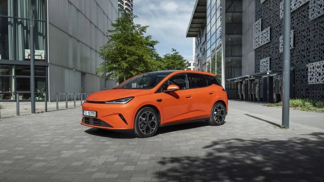 Nový čínský soupeř pro Yaris a Fabii: malý hatchback BYD Dolphin G DM-i slibuje přes 1 000 km