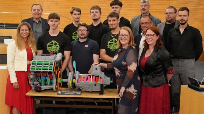 Žáci z Děčína vytiskli 1:1 šestiválcový motor na 3D tiskárně. Vyhráli s ním soutěž a své škole půl milionu korun Žáci z Děčína vytiskli 1:1 šestiválcový motor na 3D tiskárně. Vyhráli s ním soutěž a své škole půl milionu korun